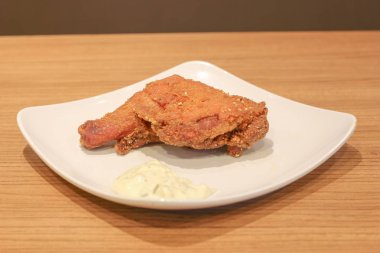 kızarmış tavuk bacak izole büyük