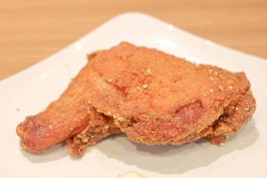 kızarmış tavuk bacak izole büyük