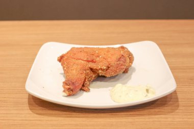 kızarmış tavuk bacak izole büyük