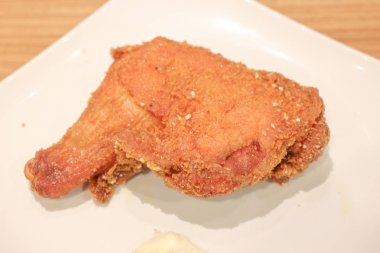 kızarmış tavuk bacak izole büyük