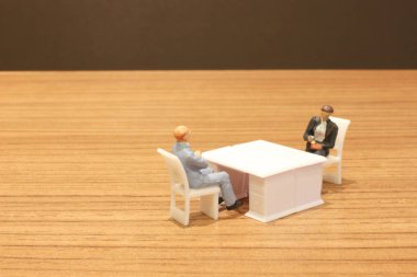 rakamlar ofiste masada oturuyor