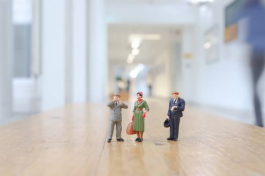 Mini figürlerden oluşan kalabalık konferans salonu 