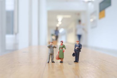 Mini figürlerden oluşan kalabalık konferans salonu 