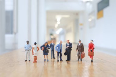 Mini figürlerden oluşan kalabalık konferans salonu 