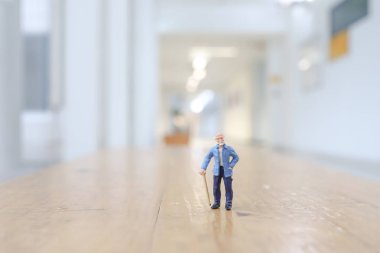 Yaşlı adam yürüyüş küçük rakam