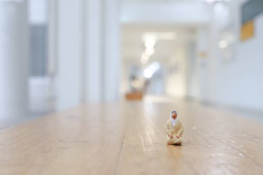 cami figürü nün mini dua oturuyor 