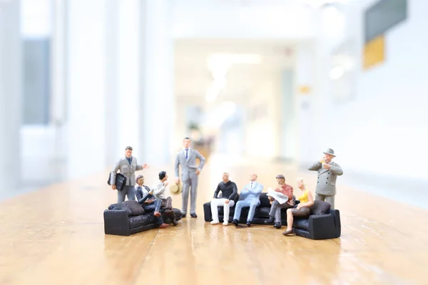 Mini de la figura de personas cerrando trato en la oficina — Foto de Stock