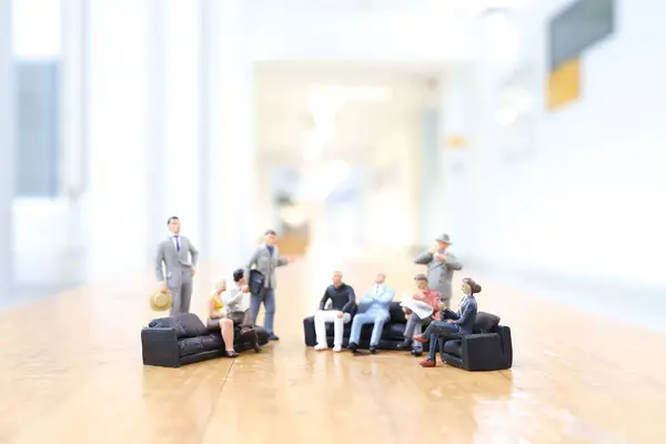 Mini de la figura de personas cerrando trato en la oficina — Foto de Stock