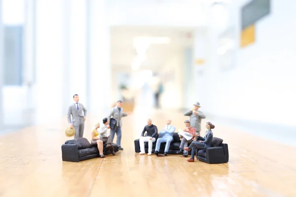 Mini de la figura de personas cerrando trato en la oficina — Foto de Stock