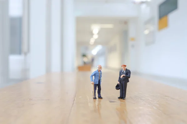 Menigte van Minifiguren zijn conferentiezaal — Stockfoto