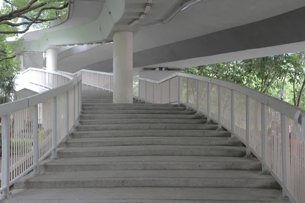 Lage hoekmening van trap aan het viaduct — Stockfoto