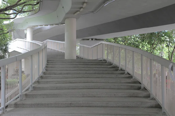 Vue à angle bas de l'escalier menant au passage supérieur — Photo