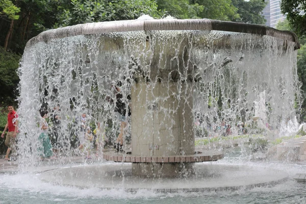Tryskającej basen z wodą gazowaną w parku — Zdjęcie stockowe