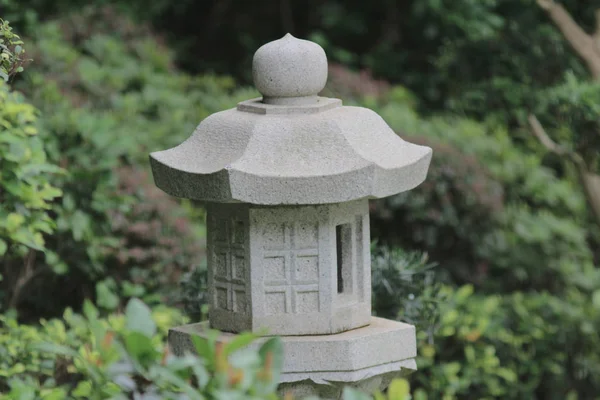 Een boeddhistische lamp met de natuur achter de grond — Stockfoto