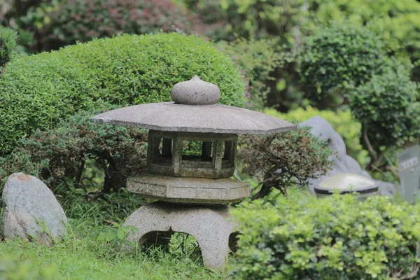 Een boeddhistische lamp met de natuur achter de grond — Stockfoto