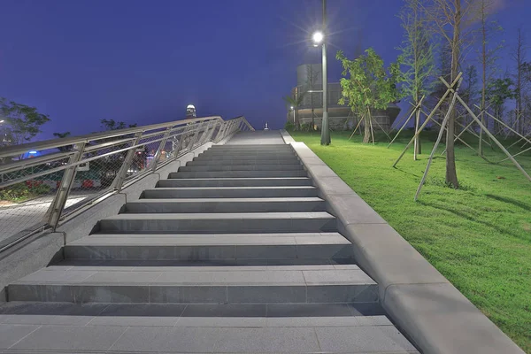 Camino a través del parque por la noche West kowloon hk — Foto de Stock