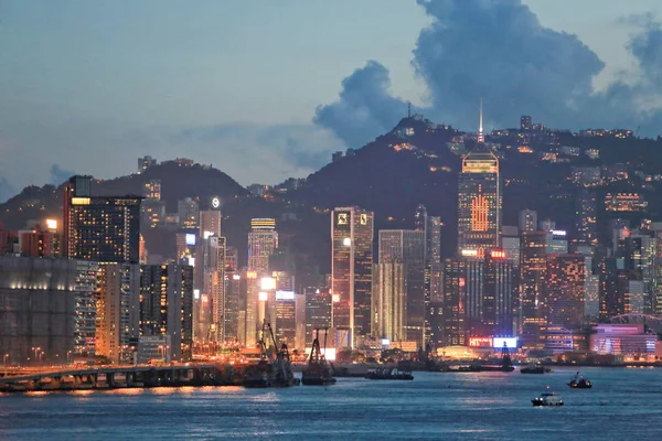 Lo skyline di Hong Kong Cina poco dopo il tramonto . — Foto Stock