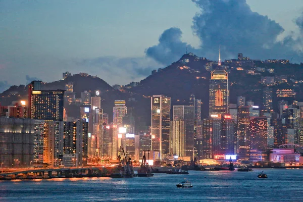 Gün batımından kısa bir süre sonra Hong Kong Çin silueti. — Stok fotoğraf