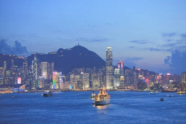 Gün batımından kısa bir süre sonra Hong Kong Çin silueti.