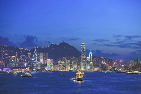 Gün batımından kısa bir süre sonra Hong Kong Çin silueti.