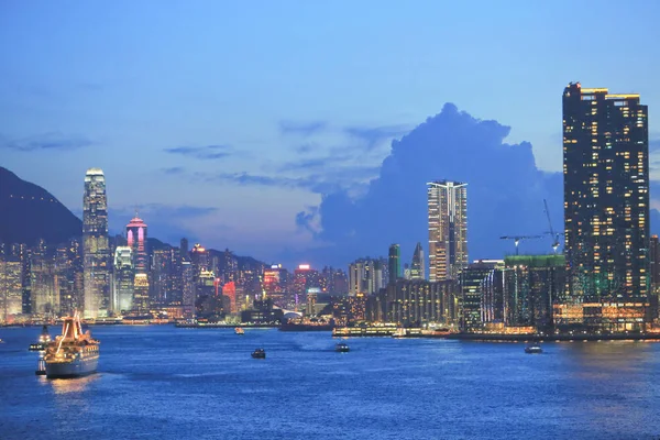 Gün batımından kısa bir süre sonra Hong Kong Çin silueti. — Stok fotoğraf