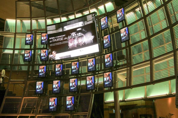 Multi mídia de vídeo parede de televisão ampla elenco . — Fotografia de Stock