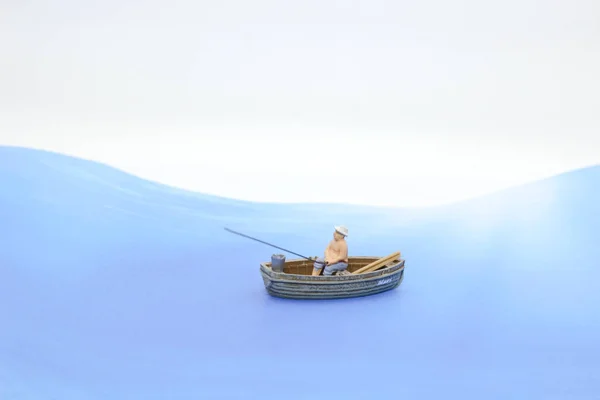 Mini de figures de pêcheur homme au bateau — Photo