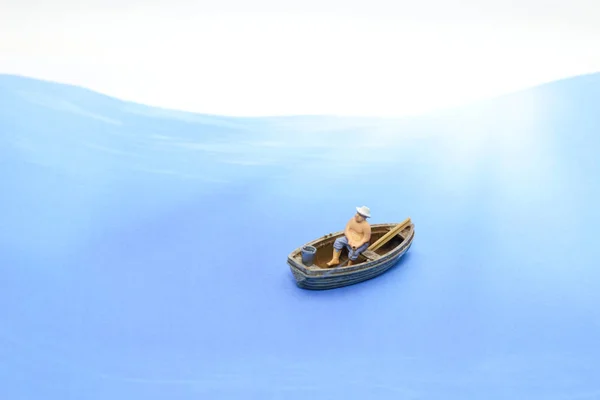 Mini de figuras de pescador homem no barco — Fotografia de Stock