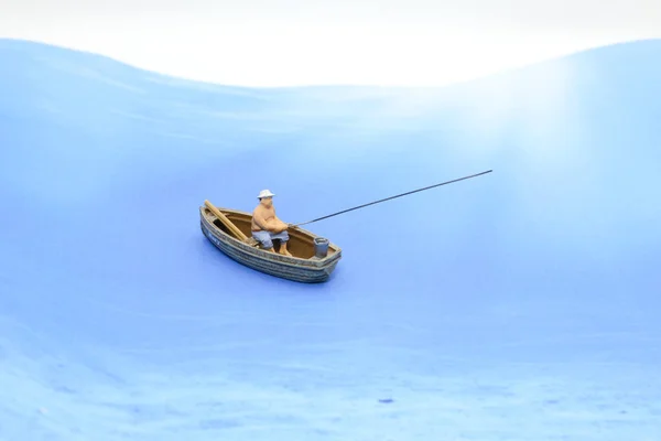 Мини-фигуры рыбака в лодке — стоковое фото