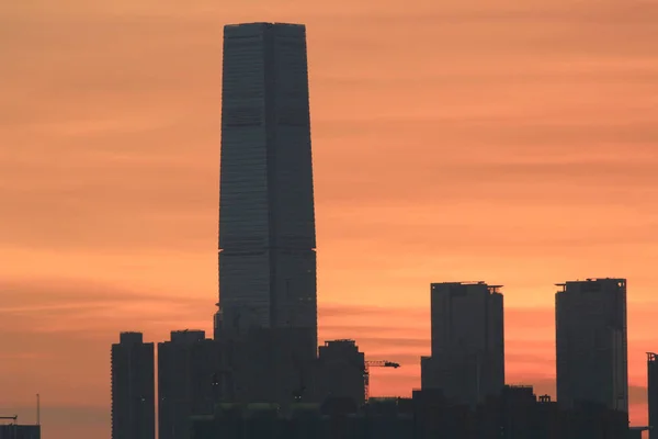 Pôr do sol de hk com a silhueta de edifício — Fotografia de Stock