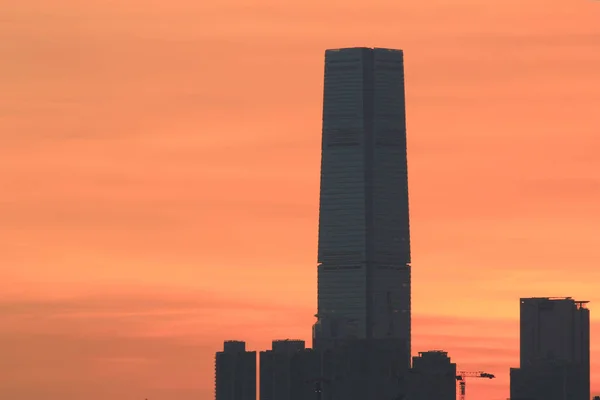 Pôr do sol de hk com a silhueta de edifício — Fotografia de Stock