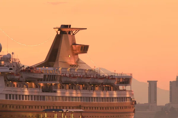 Ein schönes großes Kreuzfahrtschiff auf der hk 2014 — Stockfoto