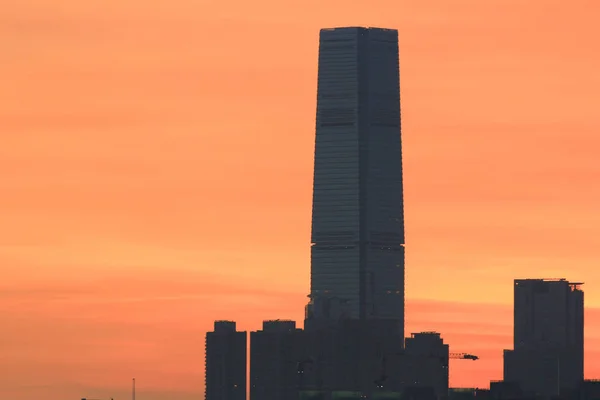 Coucher de soleil de hk avec la silhouette du bâtiment — Photo