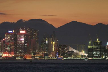 Şehir manzarası merkezi, Hong Kong alacakaranlıkta.