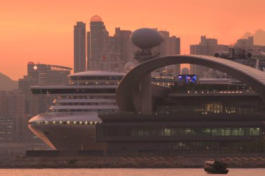 gün batımında kai tak cruise terminali