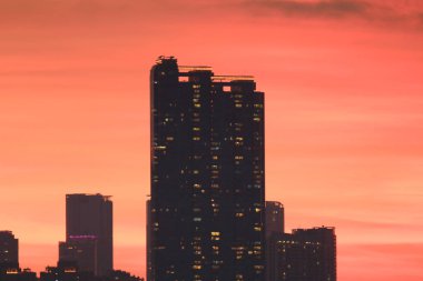 Bina silueti ile hk gün batımı