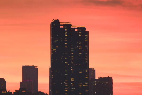 Solnedgång av hk med byggnadens silhuett — Stockfoto
