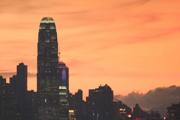 Pôr do sol de hk com a silhueta de edifício — Fotografia de Stock