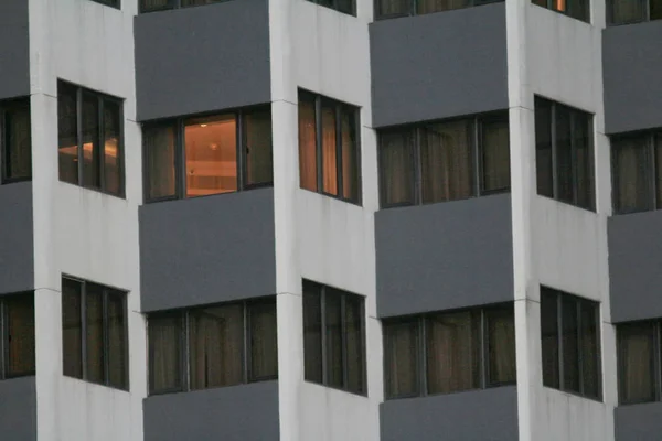 Okna w szarym budynku 4 maja 2014 — Zdjęcie stockowe