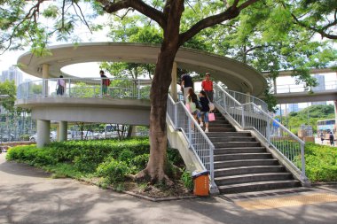 işlek cadde üzerinde yaya geçiş