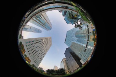  Gökdelen silüeti ve yaya trafiği 