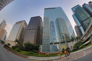 Gökdelen silüeti ve yaya trafiği 