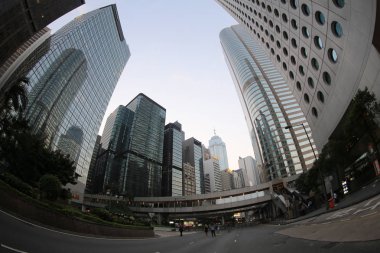 Gökdelen silüeti ve yaya trafiği 