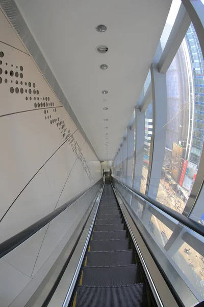 Escalera mecánica en un centro comercial —  Fotos de Stock