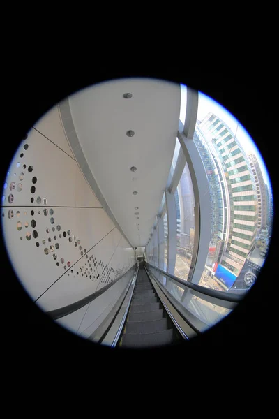 Escalera mecánica en un centro comercial —  Fotos de Stock