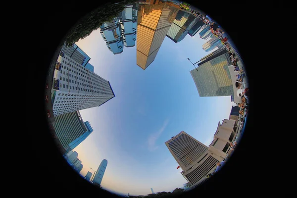 超高層ビルのスカイラインと歩行者の交通 — ストック写真