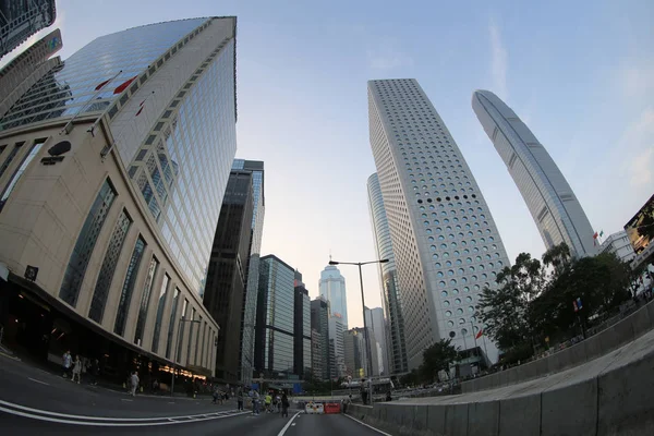 Skyscraper skyline et la circulation piétonne — Photo