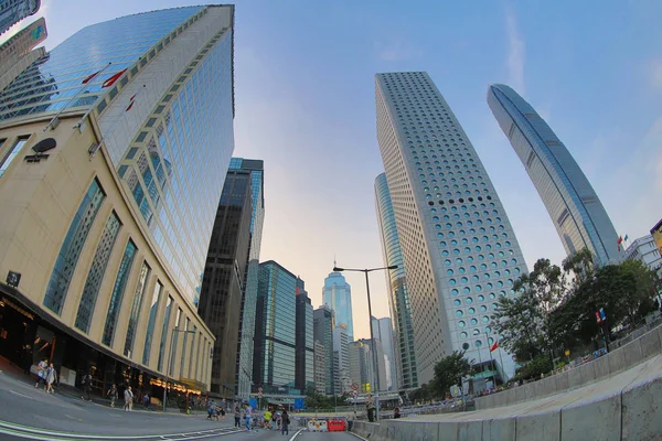 Skyline rascacielos y el tráfico peatonal —  Fotos de Stock