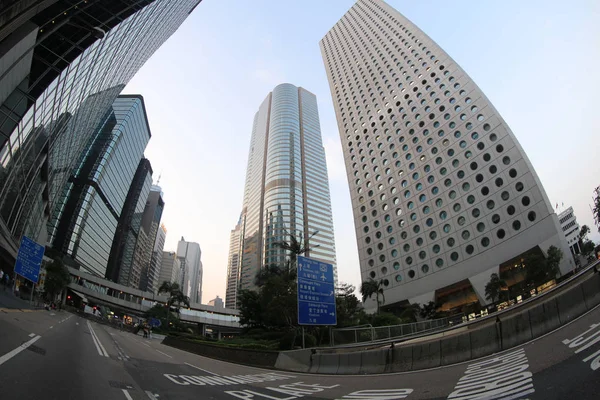 Skyscraper skyline and pedestrian traffic — Stock Photo, Image