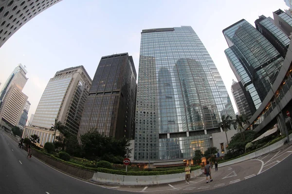 Skyscraper skyline and pedestrian traffic — Stock Photo, Image